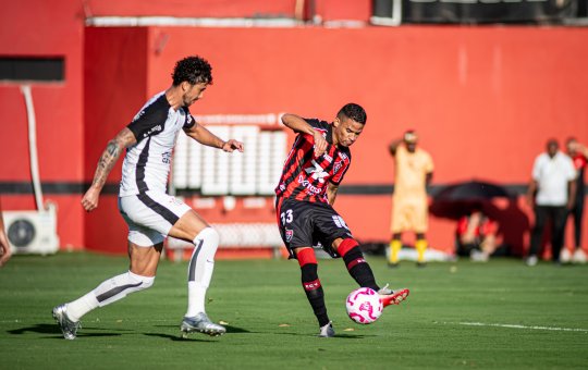 Com um a mais, Vitória perde para o Corinthians e segue sem vencer o clube paulista no Barradão desde 2016