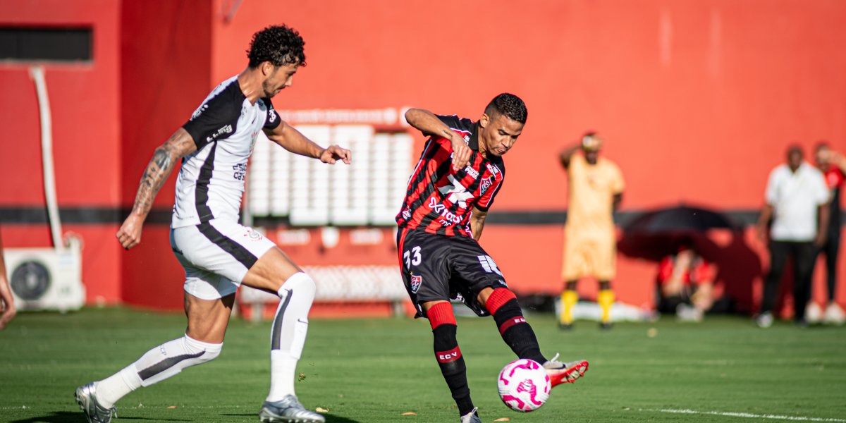 Erick chutando com marcação do zagueiro Gustavo Henrique