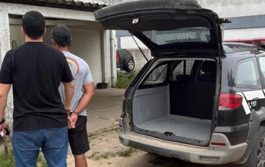 Homem é detido por agredir e queimar filha adolescente como “forma de correção”