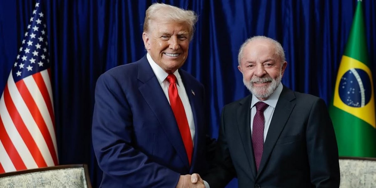 Donald Trump e Lula de mãos apertadas