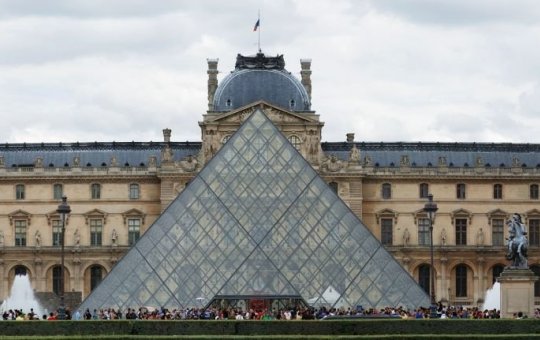 Polícia prende suspeitos de roubar mais de meio bilhão em joias do Museu do Louvre