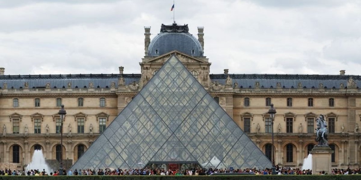Polícia prende suspeitos de roubar mais de meio bilhão em joias do Museu do Louvre