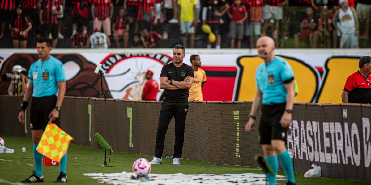 Técnico Jair Ventura na partida contra o Corinthians