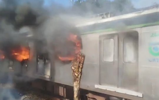 Trem com passageiros pega fogo em Recife e destrói vagão