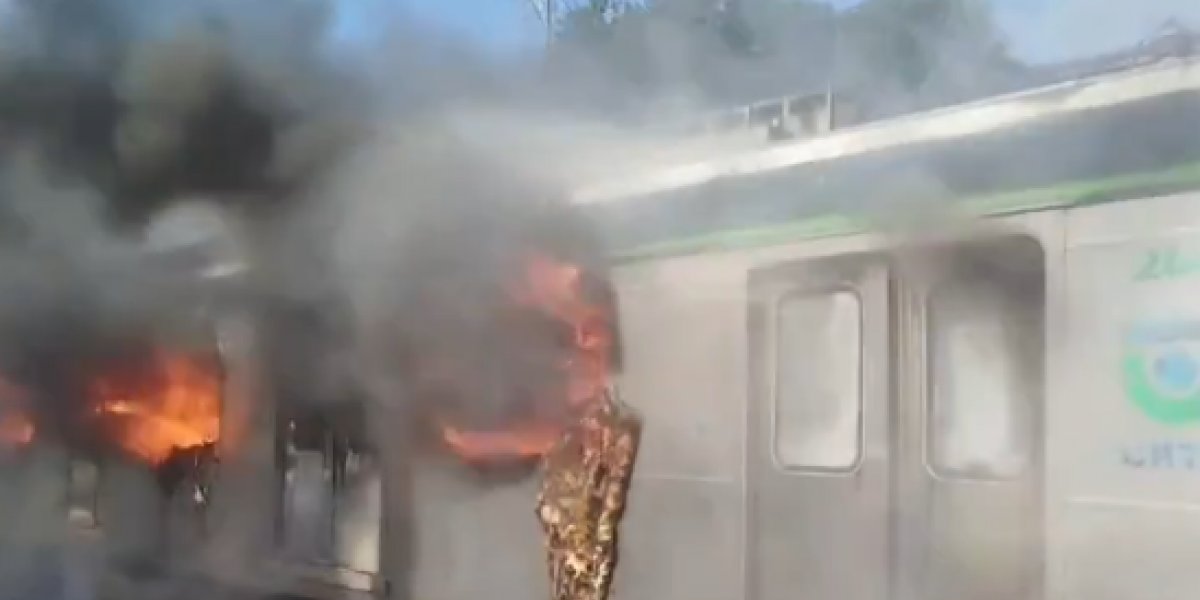 Trem com passageiros pega fogo em Recife e destrói vagão
