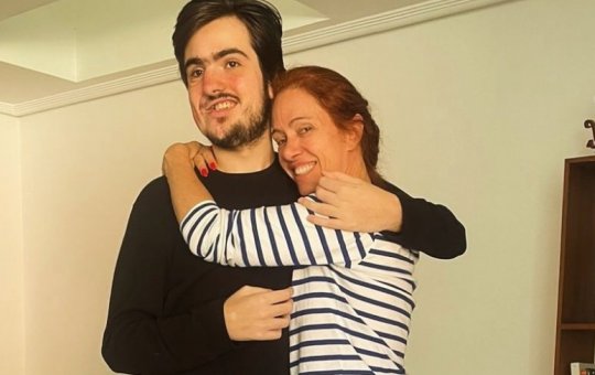 Bel Kunter compartilha registro dançando com filho que tem doença rara e emociona seguidores