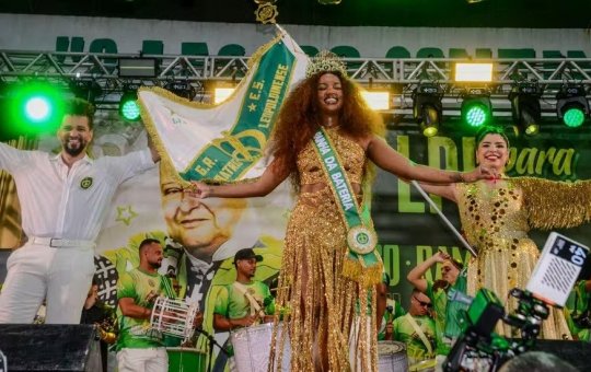 Iza é coroada rainha de bateria da Imperatriz Leopoldinense em cerimônia na quadra da escola