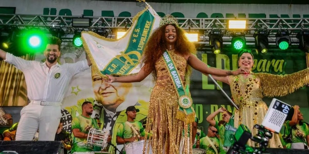 Iza é coroada rainha de bateria da Imperatriz Leopoldinense em cerimônia na quadra da escola