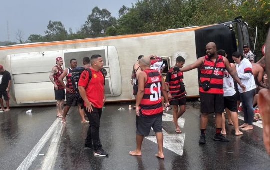 Ônibus que levava torcedores do Flamengo tomba a caminho da Argentina