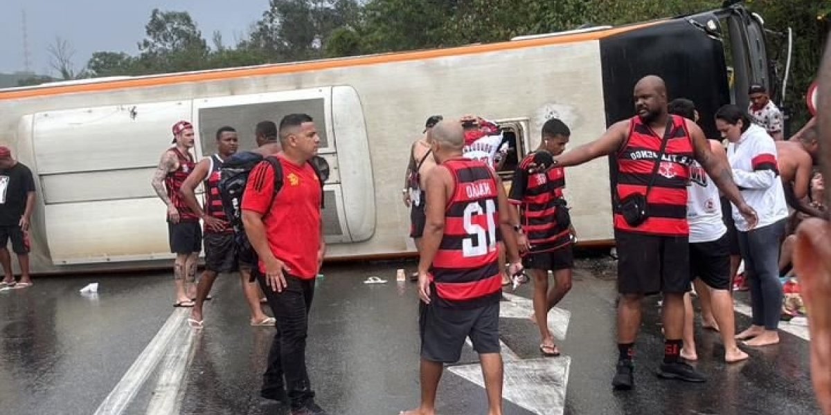 Ônibus tombado com torcedores do Flamengo em torno
