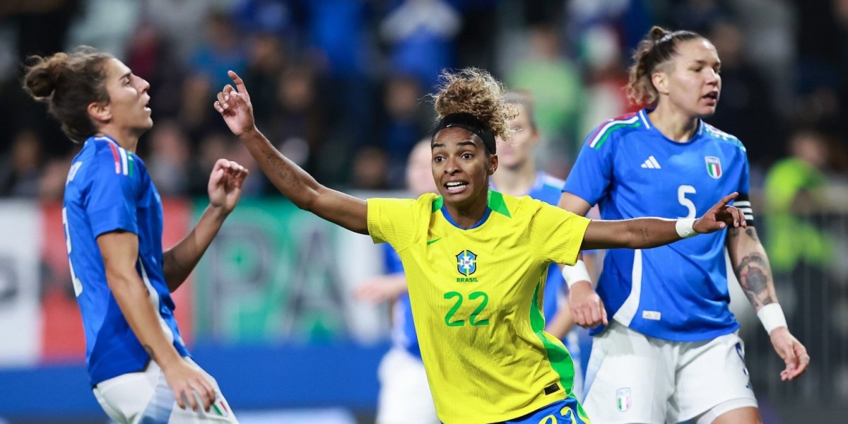 Luany comemorando o gol da Seleção Brasileira