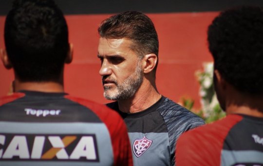 Bragantino negocia com ex-técnico do Vitória