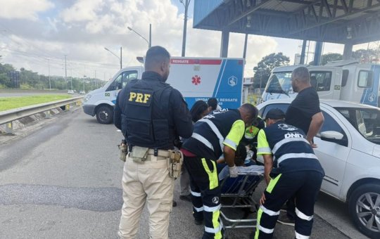 Mulher dá à luz dentro de carro na BR-324 com ajuda da Polícia Rodoviária Federal