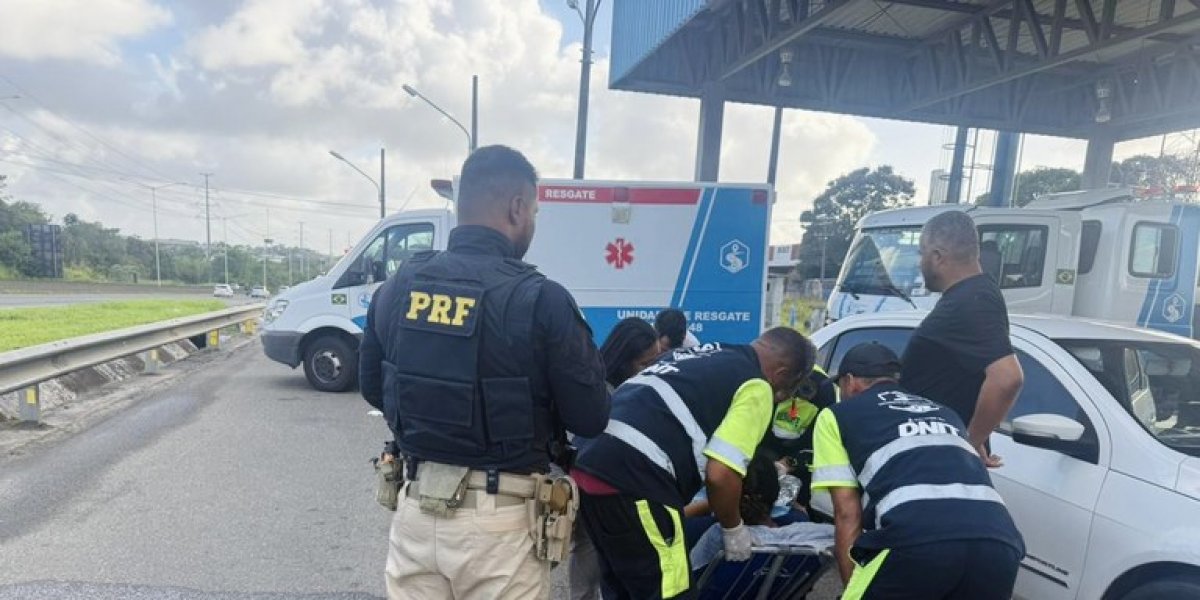 Mulher dá à luz dentro de carro na BR-324 com ajuda da Polícia Rodoviária Federal