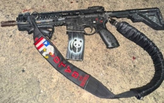 Fuzill apreendido em operação do Rio de Janeiro tinha bandeira do estado da Bahia
