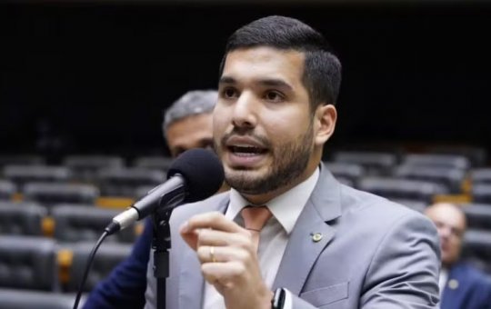 Deputado pede "um minuto de aplausos" para mortos em operação no Rio de Janeiro