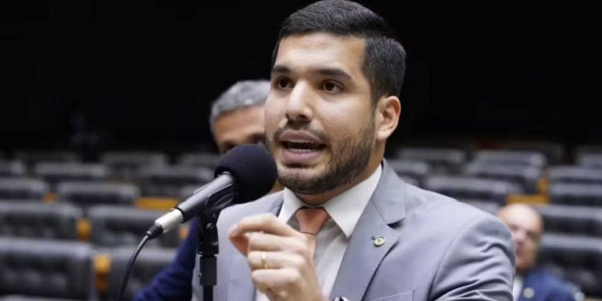 Deputado pede "um minuto de aplausos" para mortos em operação no Rio de Janeiro