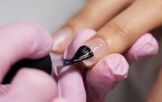 Anvisa proíbe substâncias usadas em produtos de unha e gel por risco de câncer e infertilidade