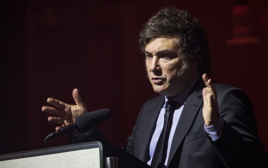  Milei propõe ampliar jornada de trabalho na Argentina para 12 horas