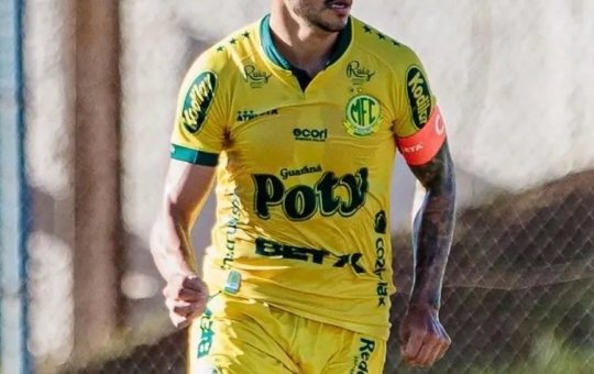 Yuri Lima nega influência da cantora em sua aposentadoria do futebol