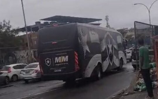 Ônibus da base do Botafogo quase é atingido por tiros em rodovia no Rio