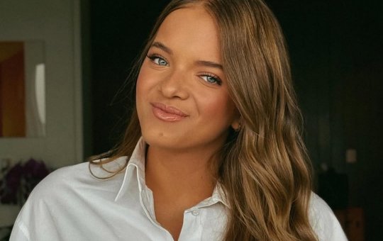 Rafa Justus surge na bancada do Jornal Nacional para acompanhar o padrasto, Cesar Tralli