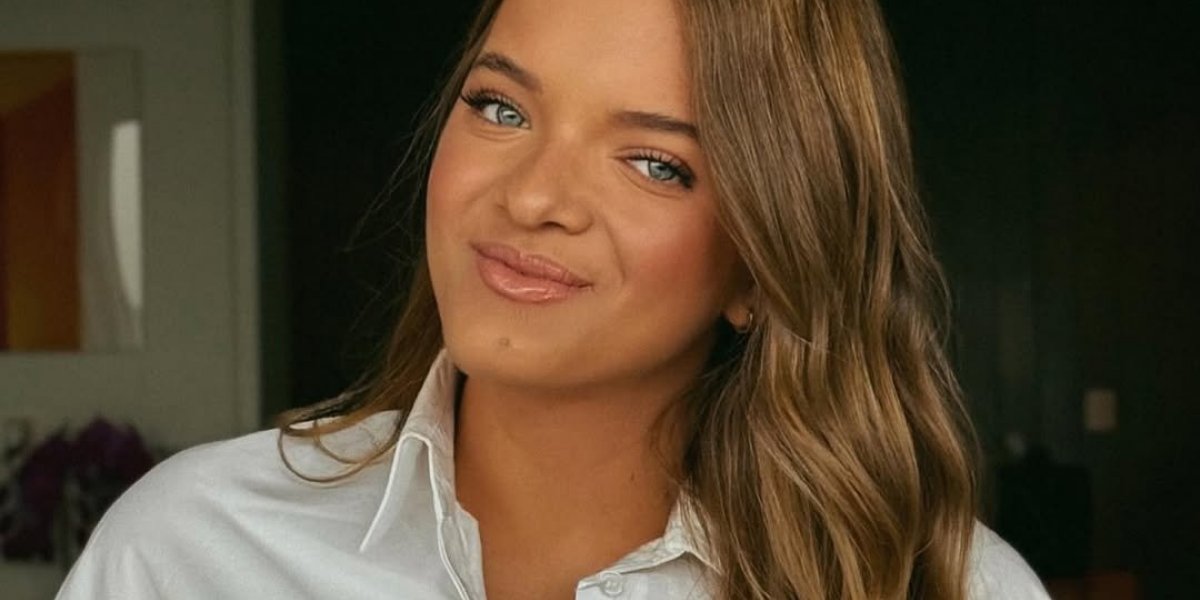 Rafa Justus surge na bancada do Jornal Nacional para acompanhar o padrasto, Cesar Tralli