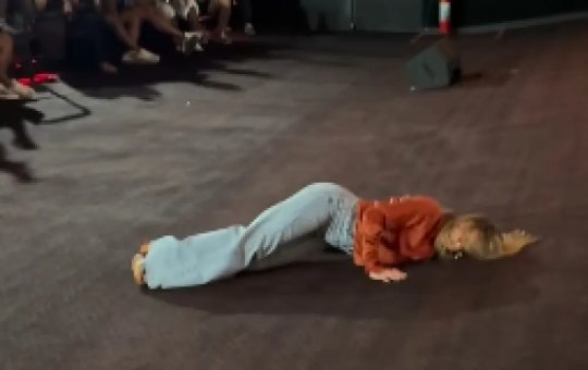 Claudia Leitte viraliza ao “mergulhar” no palco durante show em Recife