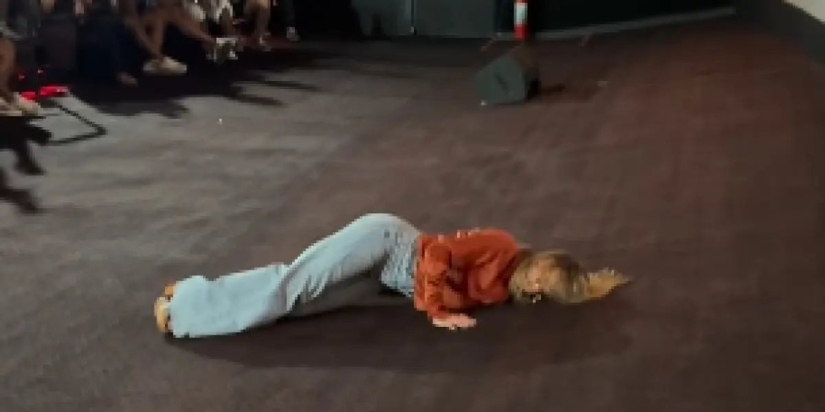 Claudia Leitte viraliza ao “mergulhar” no palco durante show em Recife