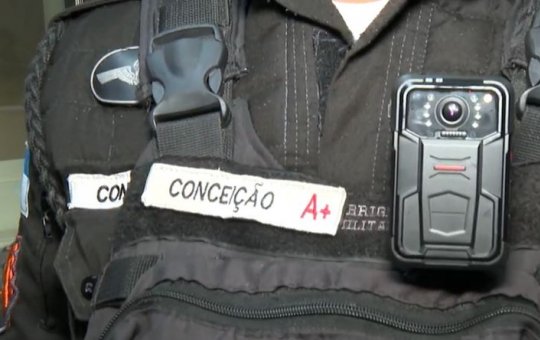 Câmeras corporais de policiais da operação no Rio de Janeiro são divulgadas, registrando momentos de tensão