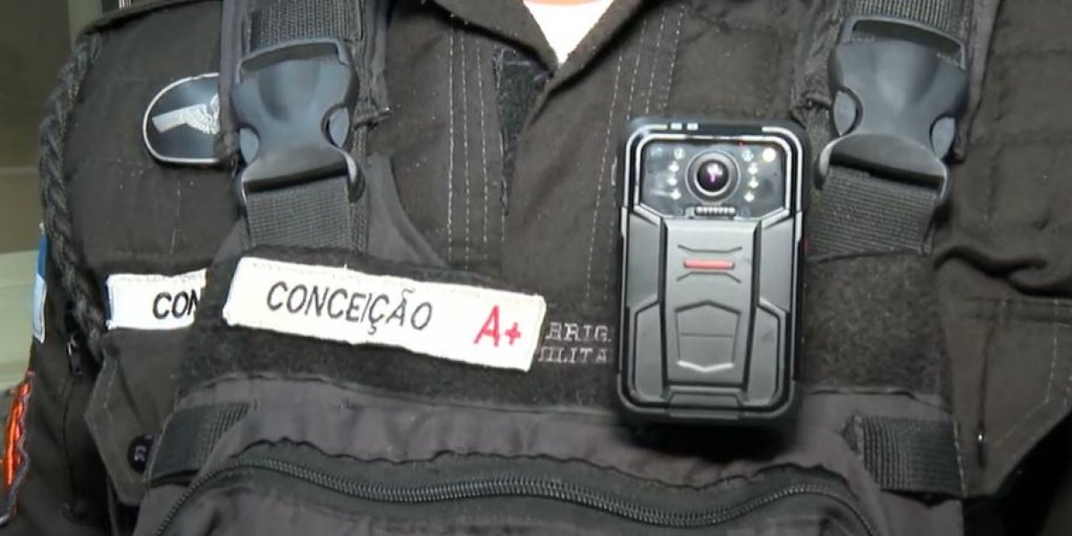 Câmeras corporais de policiais da operação no Rio de Janeiro são divulgadas, registrando momentos de tensão