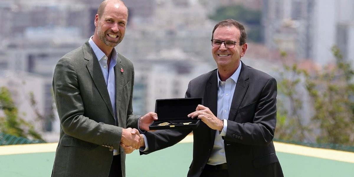Príncipe Willian, herdeiro do trono britânico, ao lado do prefeito do Rio de Janeiro, Eduardo Paes