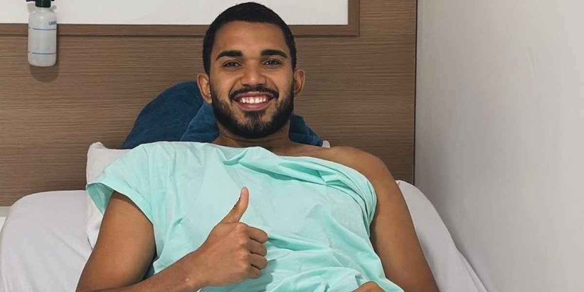 Lucas Arcanjo em cama de hospital