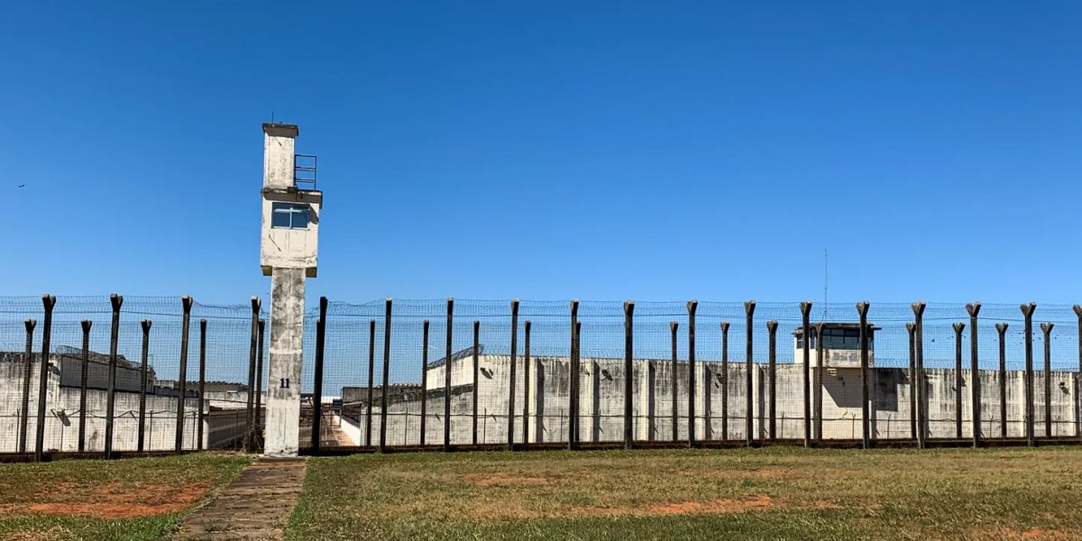 Após decisão de Moraes, Bolsonaro pode cumprir prisão em cela especial na Papuda