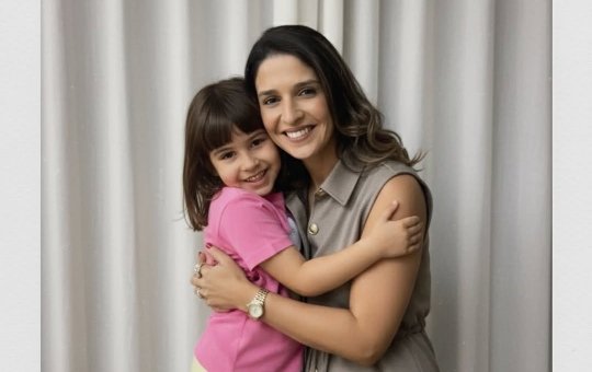 Imagem criada por IA de Ana com Isabella, postada em suas redes sociais