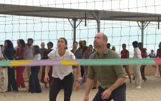 Príncipe William joga vôlei de praia em Copacabana durante visita oficial ao Brasil