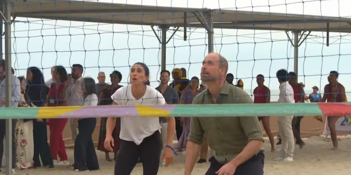 Príncipe William joga vôlei de praia em Copacabana durante visita oficial ao Brasil