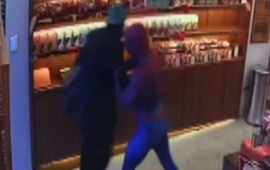 "Homem Aranha" salva o dia e impede furto à loja de chocolates em Ilhéus