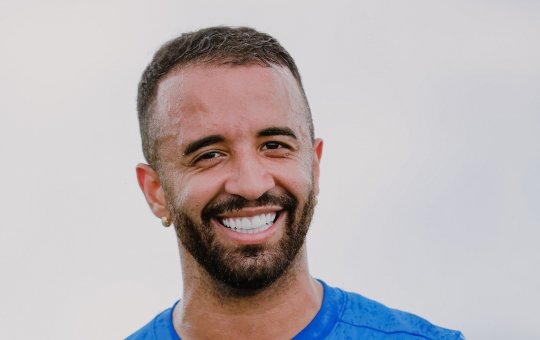 Após quase três meses fora por lesão, Caio Alexandre viaja com delegação tricolor