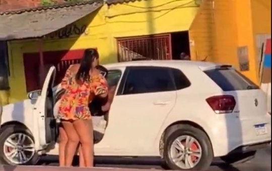 Esposa flagra marido saindo de motel com outra mulher e arma confusão na Avenida Suburbana, em Salvador