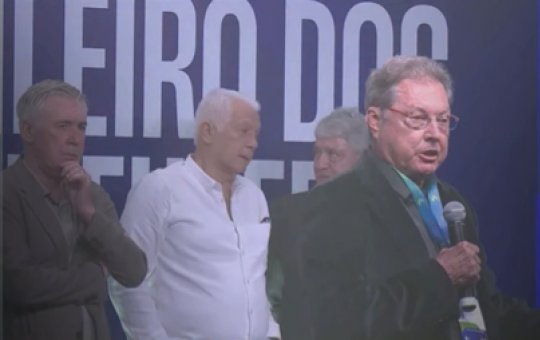 Mesmo ao lado de Ancelotti, treinadores brasileiros criticam técnicos estrangeiros no futebol brasileiro