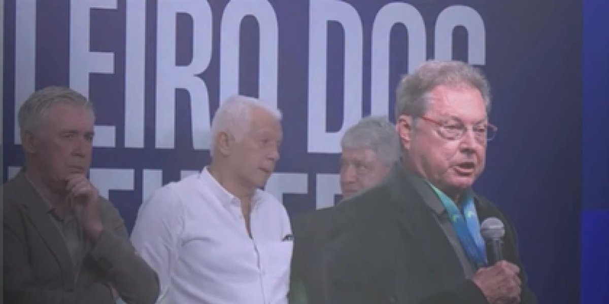Oswaldo de Oliveira fala durante o evento da FBTF. Carlo Ancelotti aparece à esquerda da imagem