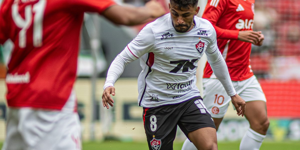 Ronald conduz a bola no jogo do primeiro turno do Brasileirão contra o Internacional