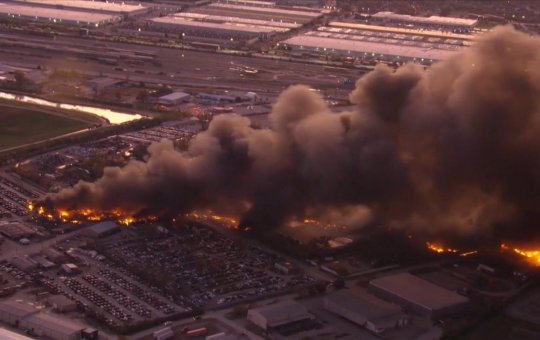 Avião de carga explode pouco após sua decolagem e deixa pelo menos 7 mortos