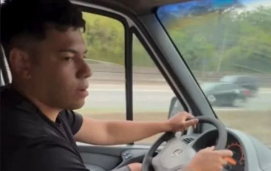 Homem compra ambulância em leilão e liga o giroflex para não pegar trânsito