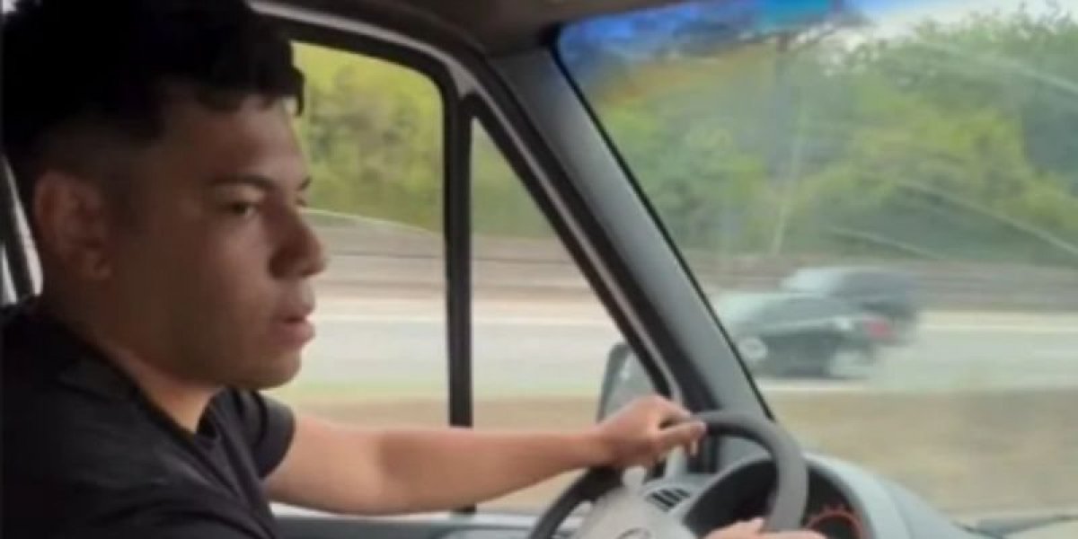 Homem compra ambulância em leilão e liga o giroflex para não pegar trânsito