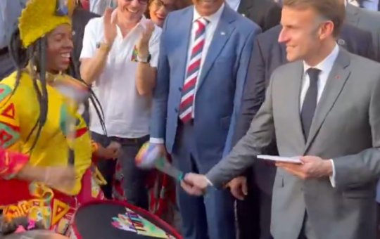 Macron toca tambor com Olodum durante visita a Salvador