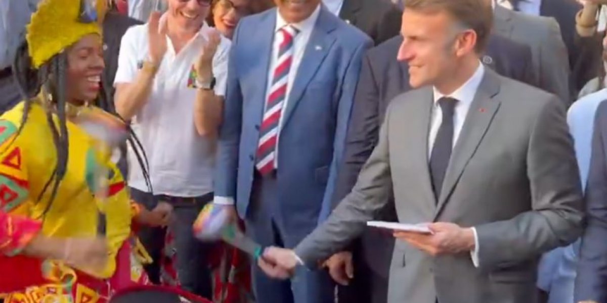Macron toca tambor com Olodum durante visita a Salvador