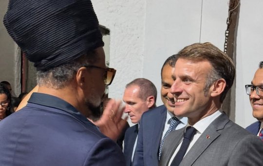Carlinhos Brown canta para Emmanuel Macron na abertura do Festival Nosso Futuro Brasil–França em Salvador