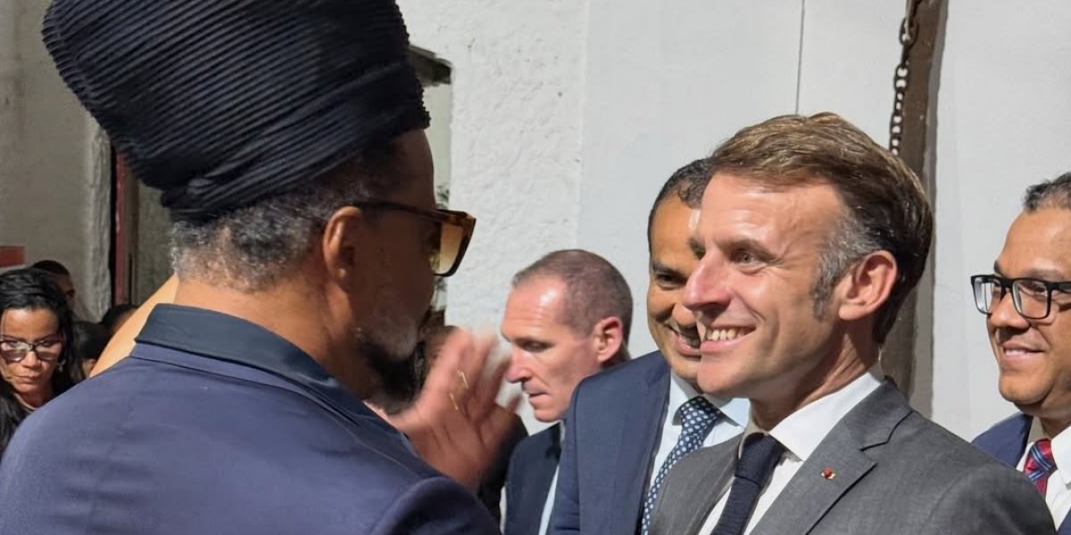 Carlinhos Brown canta para Emmanuel Macron na abertura do Festival Nosso Futuro Brasil–França em Salvador